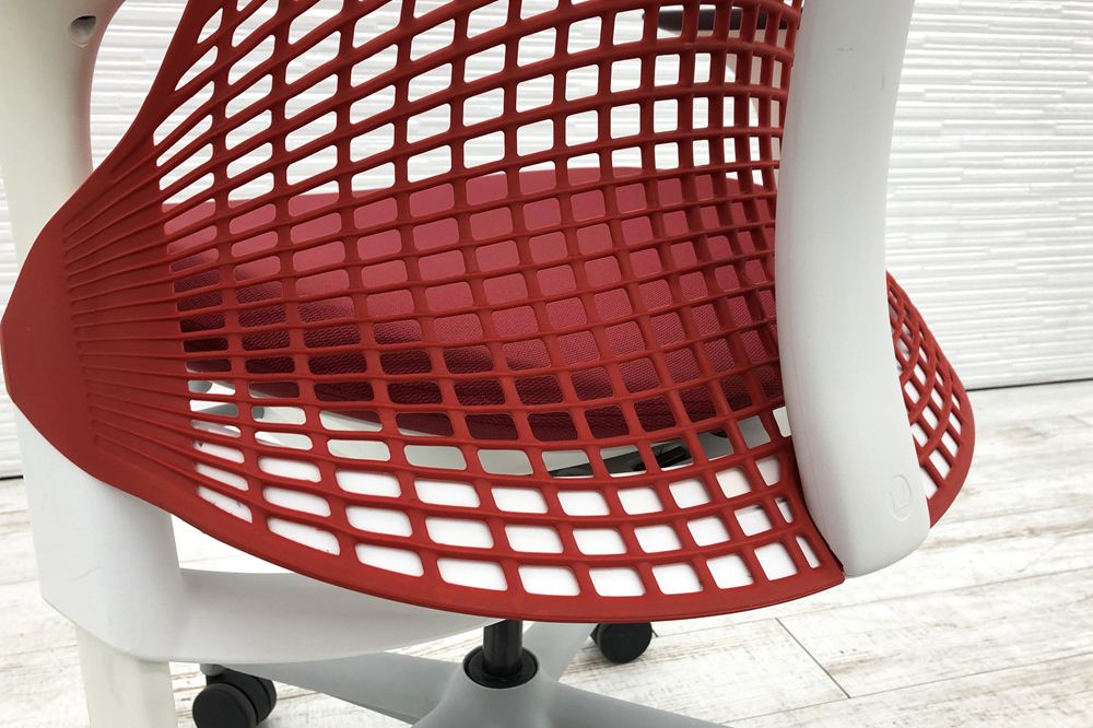 ハーマンミラー セイルチェア 中古 2016年製 ミドルバックメッシュ SAYL Chairs デザインチェア 中古オフィス家具 可動肘 レッド画像