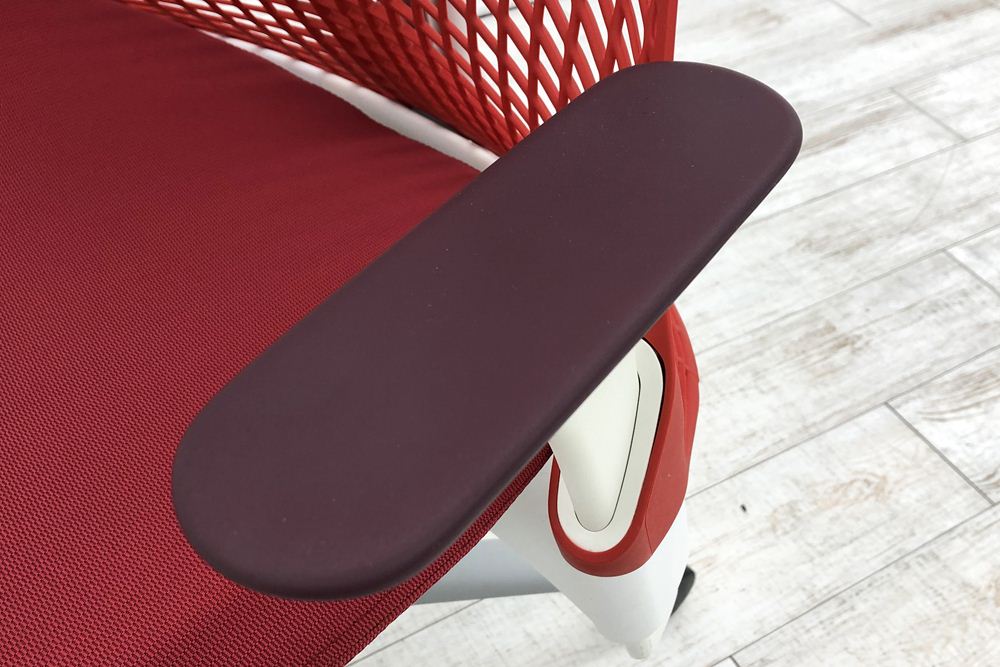 ハーマンミラー セイルチェア 中古 2016年製 ミドルバックメッシュ SAYL Chairs デザインチェア 中古オフィス家具 可動肘 レッド画像