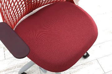 ハーマンミラー セイルチェア 中古 2016年製 ミドルバックメッシュ SAYL Chairs デザインチェア 中古オフィス家具 可動肘 レッドの画像