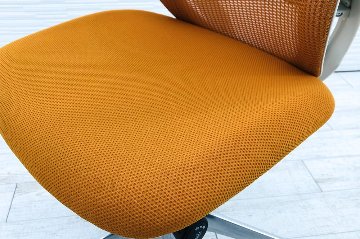 オカムラ シルフィーチェア 2018年製 ハイバック 肘無 ランバーサポート 中古チェア Sylphy メッシュ 中古オフィス家具 オレンジ画像