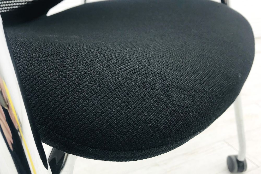 【4脚セット】 オカムラ コンテッサチェア ミーティングチェア メッシュ 中古オフィス家具 多目的チェア OKAMURA CM77AB ブラック キャスタータイプの画像