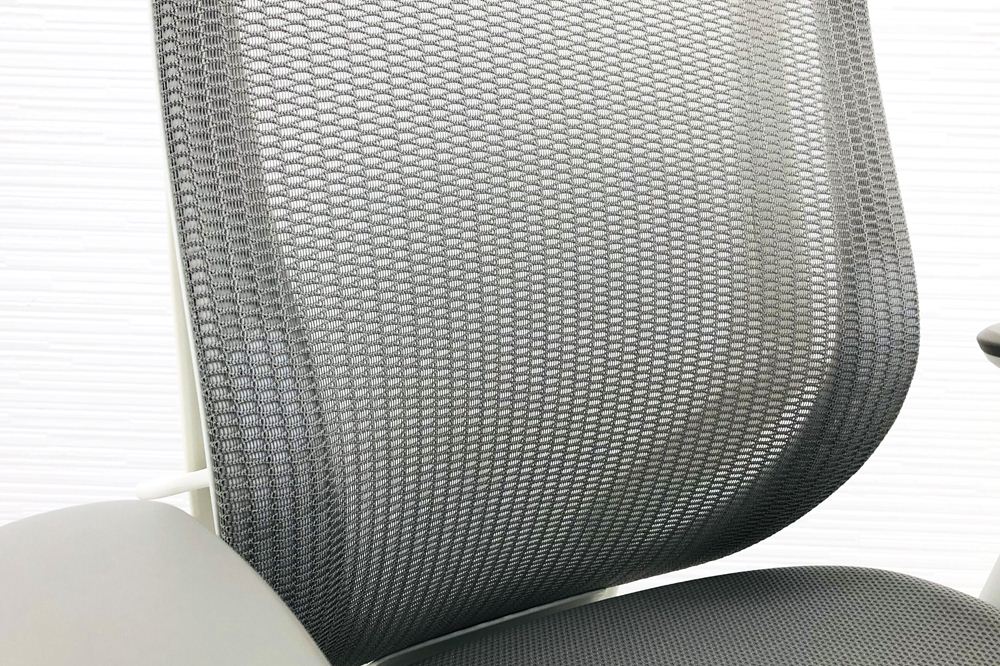 オカムラ シルフィーチェア 2018年製 ハイバック 可動肘 中古チェア Sylphy クッション 中古オフィス家具 C685XW-FMR3 ライトグレー画像