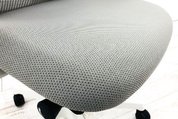 オカムラ シルフィーチェア 2018年製 ハイバック 可動肘 中古チェア Sylphy クッション 中古オフィス家具 C685XW-FMR3 ライトグレー画像