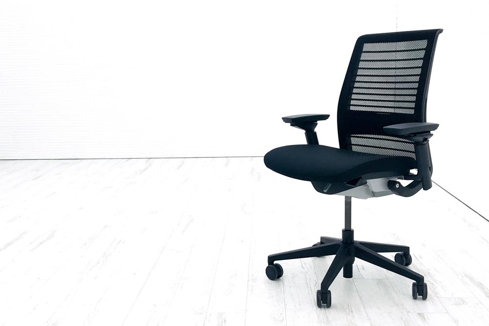 スチールケース シンクチェア 2018年製 中古 ブラック クッション メッシュ Steelcase Think 可動肘 中古オフィス家具 465A300の画像