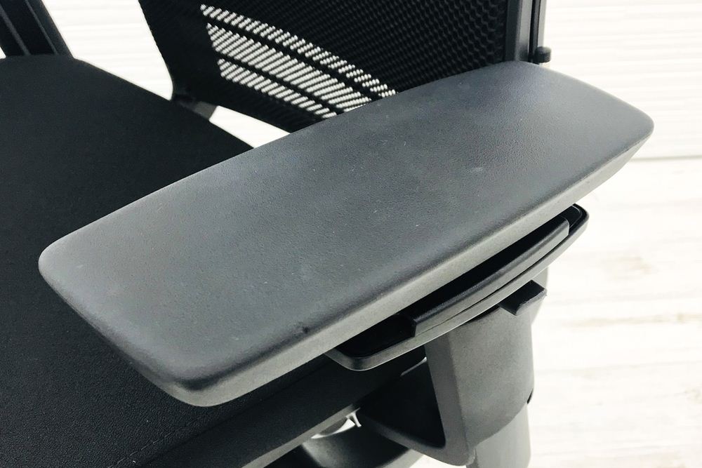 スチールケース シンクチェア 2016年製 中古 ブラック クッション メッシュ Steelcase Think 可動肘 中古オフィス家具 465A300画像