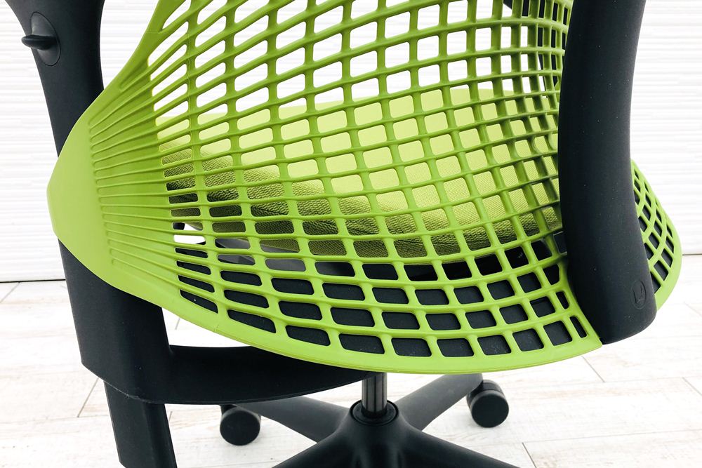 セイルチェア 2020年製 中古 ハーマンミラー ミドルバックメッシュ SAYL Chairs デザインチェア 中古オフィス家具 可動肘 グリーン画像