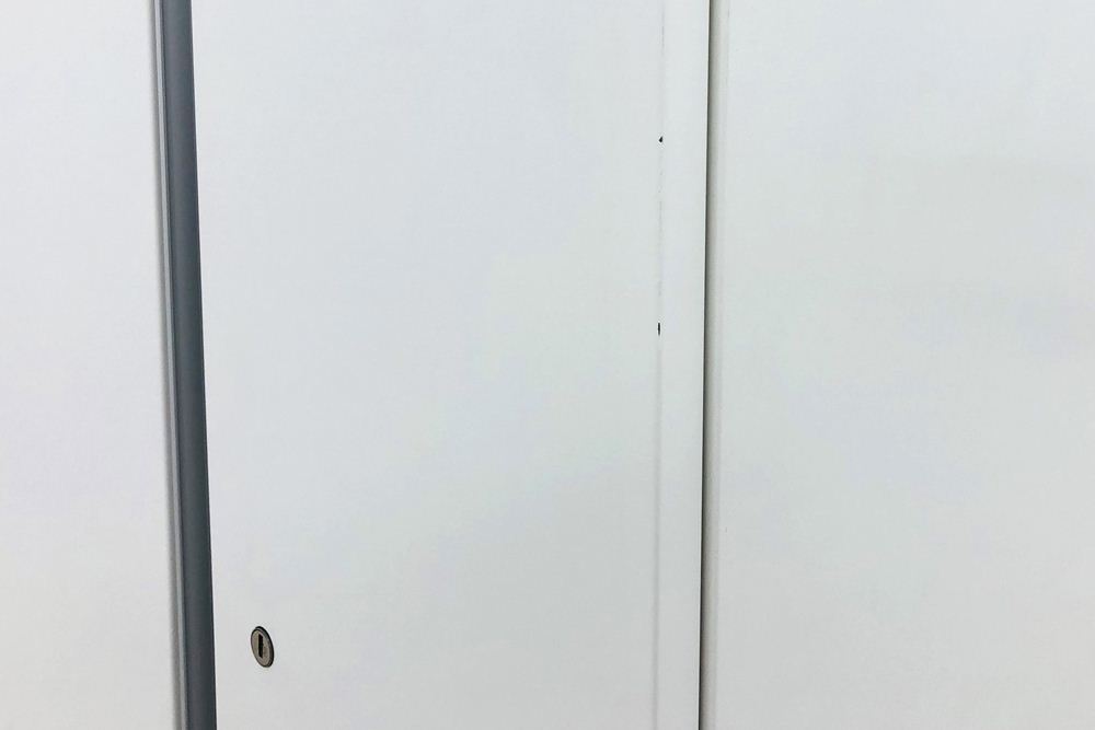 オカムラ 縦型ロッカー 中古 6人用ロッカー スチールロッカー 収納家具 中古オフィス家具 ホワイト シリンダー錠 900/515/1790画像
