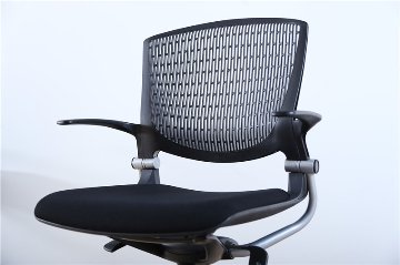  グラータチェア ミーティングチェア オカムラ 中古 中古オフィス家具 会議椅子 中古チェア ブラック 8142AA 肘付画像
