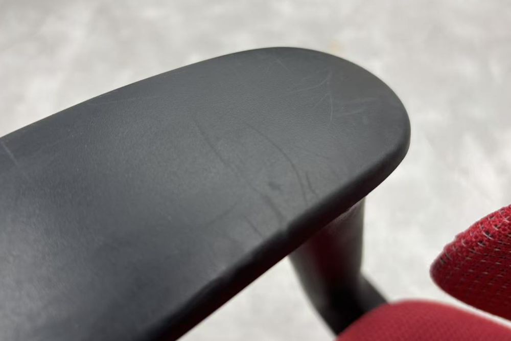 イトーキ エフチェア 中古 2017年製 クッション 固定肘 事務椅子 ITOKI 中古オフィス家具 KF-370JBH-T1M4 レッドの画像