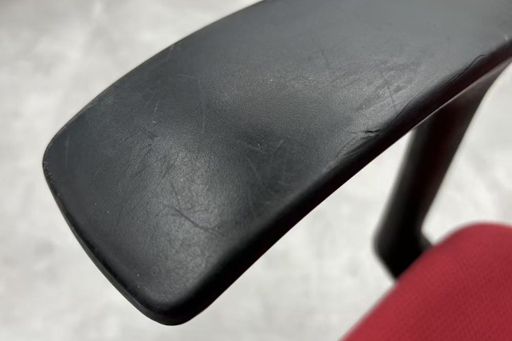 イトーキ エフチェア 中古 2017年製 クッション 固定肘 事務椅子 ITOKI 中古オフィス家具 KF-370JBH-T1M4 レッドの画像
