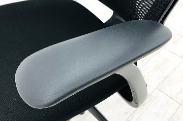 オカムラ コンテッサチェア 2017年製 中古 コンテッサ クッション 固定肘 中古オフィス家具 ブラックフレーム ブラック CM22AB画像