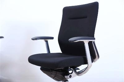 オカムラ コーラルチェア 中古 クッション ミドルバック 固定肘 ブラック 中古オフィス家具 中古チェア 事務椅子 OAチェア CQ43BR-FSF1画像