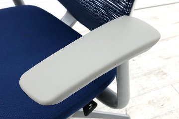バロンチェア 中古 2021年製 オカムラ ローバック シルバーフレーム デザインアーム 固定肘 中古オフィス家具 ミディアムブルー CP43DW-FEF4画像