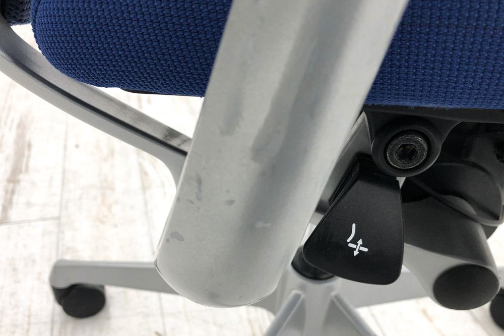 バロンチェア 中古 2015年製 オカムラ ローバック シルバーフレーム デザインアーム 固定肘 中古オフィス家具 ミディアムブルー CP43DW-FEF4画像