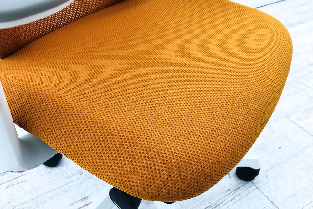 シルフィーチェア オカムラ 中古 2016年製 ハイバック 可動肘 Sylphy クッション 中古オフィス家具 C685XW-FMR8 オレンジ画像