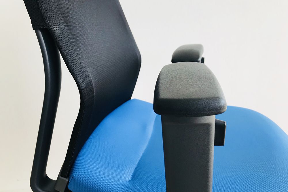アガタS コクヨ 中古 オフィスチェア 中古オフィス家具 クッション 背メッシュ KOKUYO 可動肘 ローバック ブルーの画像