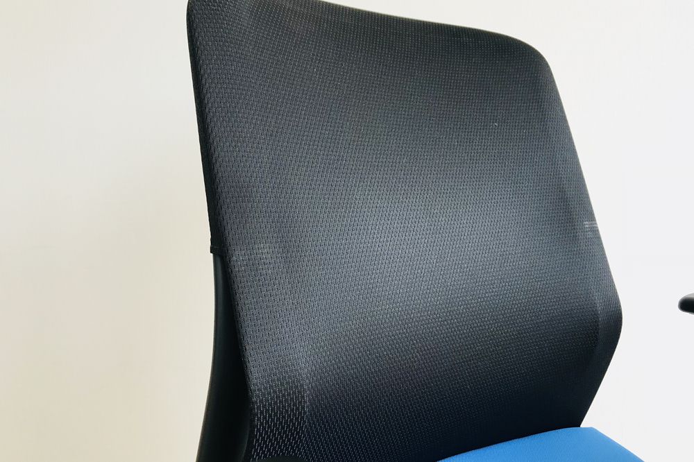 アガタS コクヨ 中古 オフィスチェア 中古オフィス家具 クッション 背メッシュ KOKUYO 可動肘 ローバック ブルーの画像