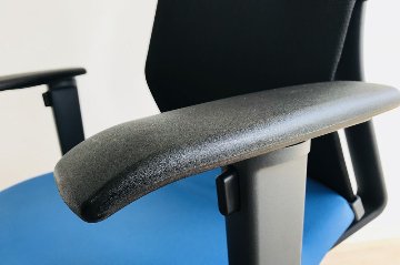 アガタS コクヨ 中古 オフィスチェア 中古オフィス家具 クッション 背メッシュ KOKUYO 可動肘 ローバック ブルーの画像