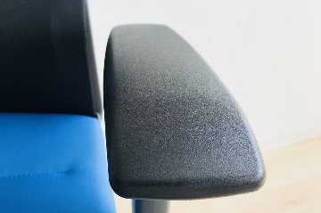 アガタS コクヨ 中古 オフィスチェア 中古オフィス家具 クッション 背メッシュ KOKUYO 可動肘 ローバック ブルーの画像