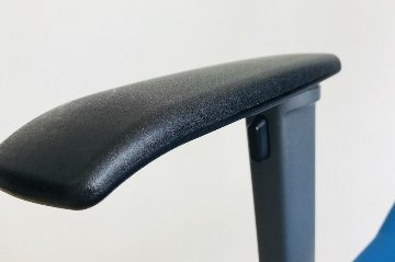アガタS コクヨ 中古 オフィスチェア 中古オフィス家具 クッション 背メッシュ KOKUYO 可動肘 ローバック ブルーの画像