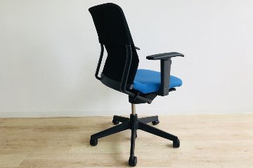 アガタS コクヨ 中古 オフィスチェア 中古オフィス家具 クッション 背メッシュ KOKUYO 可動肘 ローバック ブルーの画像