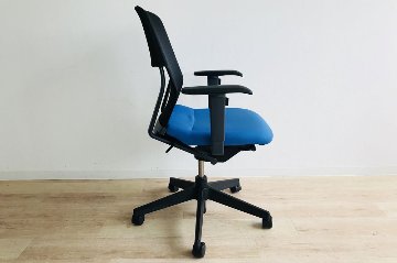 アガタS コクヨ 中古 オフィスチェア 中古オフィス家具 クッション 背メッシュ KOKUYO 可動肘 ローバック ブルーの画像