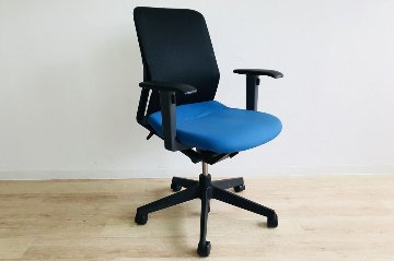 アガタS コクヨ 中古 オフィスチェア 中古オフィス家具 クッション 背メッシュ KOKUYO 可動肘 ローバック ブルーの画像