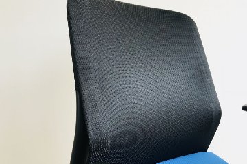 アガタS コクヨ 中古 オフィスチェア 中古オフィス家具 クッション 背メッシュ KOKUYO 可動肘 ローバック ブルーの画像