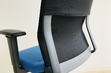 アガタS コクヨ 中古 オフィスチェア 中古オフィス家具 クッション 背メッシュ KOKUYO 可動肘 ローバック ブルーの画像