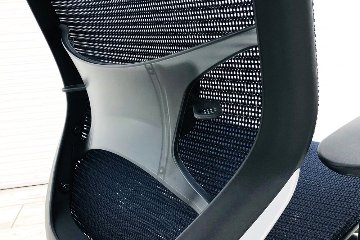 バロンチェア 2015年製 オカムラ エクストラハイバック メッシュ 可動肘 高機能チェア 中古オフィス家具 可動ヘッドレスト ダークブルー画像
