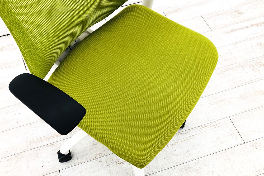 イトーキ エフチェア 中古 2014年製 クッション 固定肘 事務椅子 ITOKI 中古オフィス家具 KF-370JB-W9Q6 モスグリーン画像