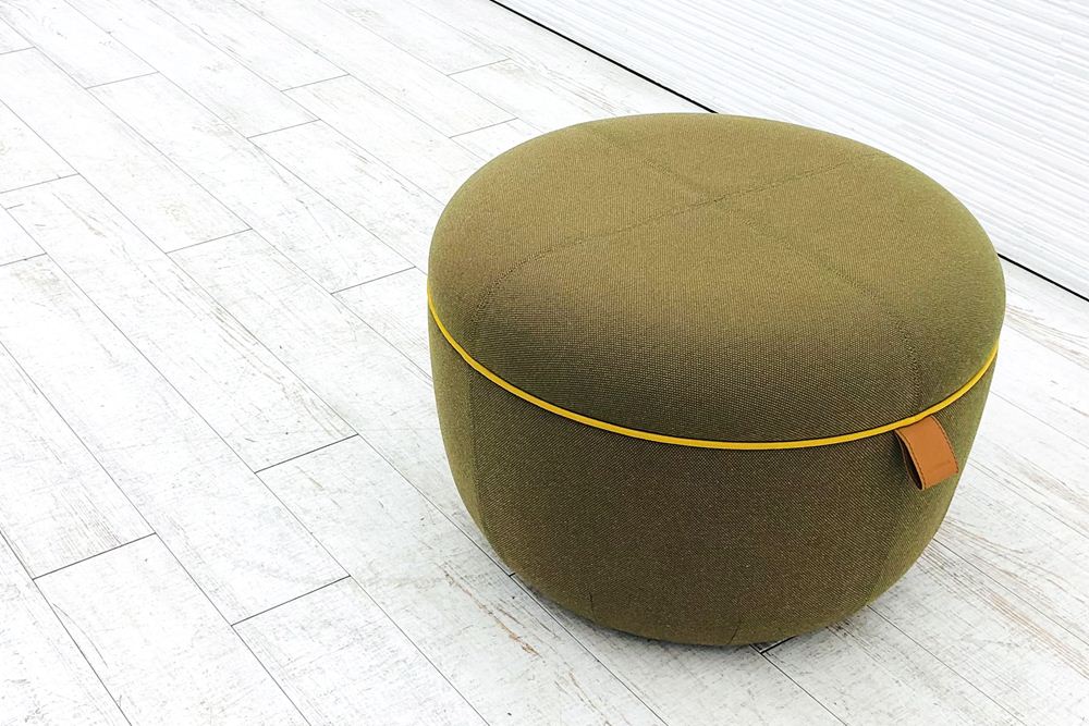 オカムラ ライブス プーフ 中古 ワークスツール スツール 中古 2021年製 中古オフィス家具 600/600/420 イエローグリーンの画像