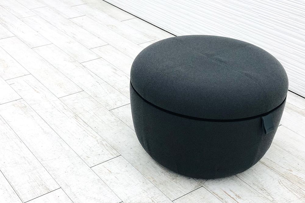 オカムラ ライブス プーフ 中古 ワークスツール スツール 中古 2021年製 中古オフィス家具 600/600/420 ツイル生地 ダークグレーの画像