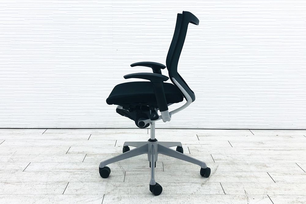 オカムラ バロンチェア ローバック 中古 2019年製 シルバーフレーム 座クッション バロン 可動肘 中古オフィス家具 ブラック画像