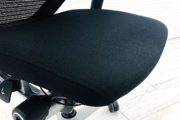 オカムラ バロンチェア ローバック 中古 2019年製 シルバーフレーム 座クッション バロン 可動肘 中古オフィス家具 ブラック画像