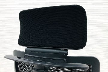 オカムラ コーラルチェア 中古 エクストラハイバック メッシュ 可動肘 ヘッドレスト付 中古オフィス家具 ブラックの画像