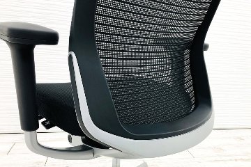 オカムラ コーラルチェア 中古 エクストラハイバック メッシュ 可動肘 ヘッドレスト付 中古オフィス家具 ブラックの画像