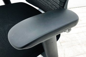 オカムラ コーラルチェア 中古 エクストラハイバック メッシュ 可動肘 ヘッドレスト付 中古オフィス家具 ブラックの画像