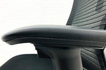 オカムラ コーラルチェア 中古 エクストラハイバック メッシュ 可動肘 ヘッドレスト付 中古オフィス家具 ブラックの画像