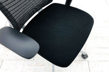 オカムラ コーラルチェア 中古 エクストラハイバック メッシュ 可動肘 ヘッドレスト付 中古オフィス家具 ブラックの画像