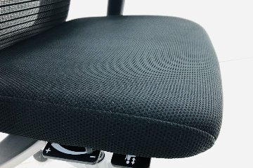 オカムラ コーラルチェア 中古 エクストラハイバック メッシュ 可動肘 ヘッドレスト付 中古オフィス家具 ブラックの画像