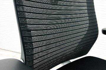 オカムラ コーラルチェア 中古 エクストラハイバック メッシュ 可動肘 ヘッドレスト付 中古オフィス家具 ブラックの画像