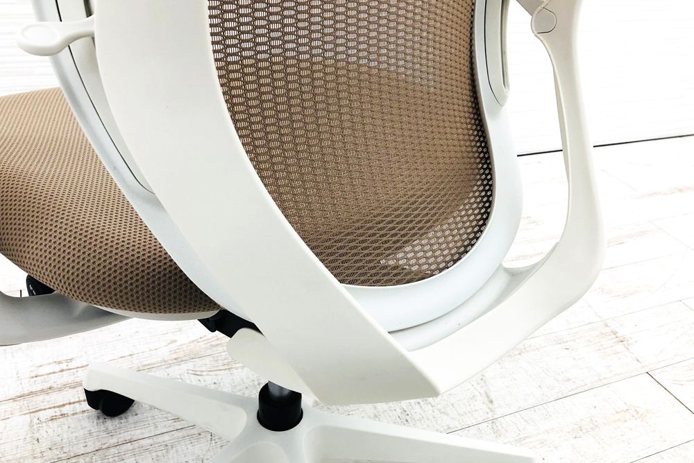 オカムラ シルフィーチェア 中古 2019年製 ハイバック 可動肘 Sylphy メッシュ 中古オフィス家具 C686XW-FMP7 ベージュ画像
