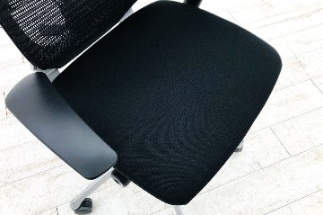 オカムラ バロンチェア 2021年製 中古 バロン ブラック 可動肘 ハイバックメッシュ シルバーフレーム 中古オフィス家具 座面クッション画像