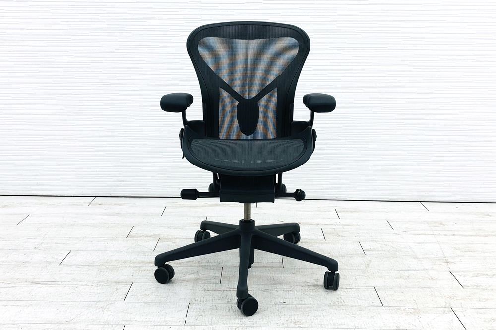 ハーマンミラー アーロンチェア リマスタード Aサイズ ライトシリーズ 中古 2018年製 Herman Miller Aeron Chairs 中古オフィス家具 グラファイト画像
