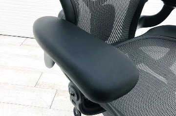 ハーマンミラー アーロンチェア リマスタード Aサイズ ライトシリーズ 中古 2018年製 Herman Miller Aeron Chairs 中古オフィス家具 グラファイト画像
