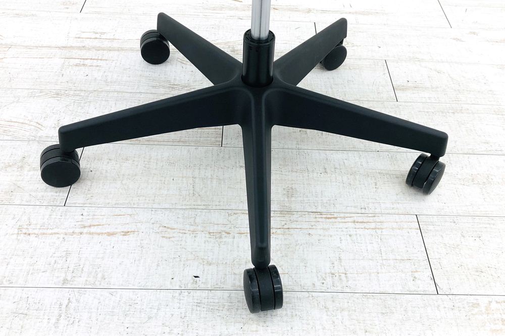 オカムラ ポータムチェア 未使用中古品 中古 2023年製 スタンダードバック 可動肘 中古オフィス家具 ダークグリーンの画像