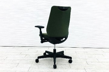 オカムラ ポータムチェア 未使用中古品 中古 2023年製 スタンダードバック 可動肘 中古オフィス家具 ダークグリーンの画像