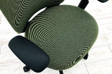 オカムラ ポータムチェア 未使用中古品 中古 2023年製 スタンダードバック 可動肘 中古オフィス家具 ダークグリーンの画像