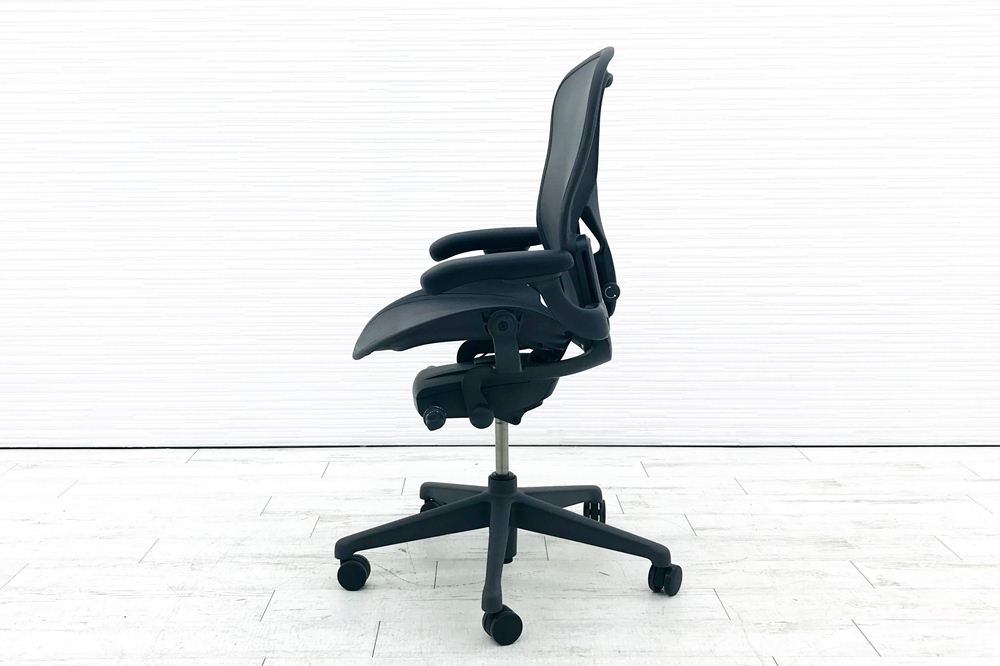 【未開封未使用品】 ハーマンミラー アーロンチェア リマスタード Cサイズ フル装備 Aeron Chairs Remastered 中古 Herman Miller 中古オフィス家具 グラファイトの画像